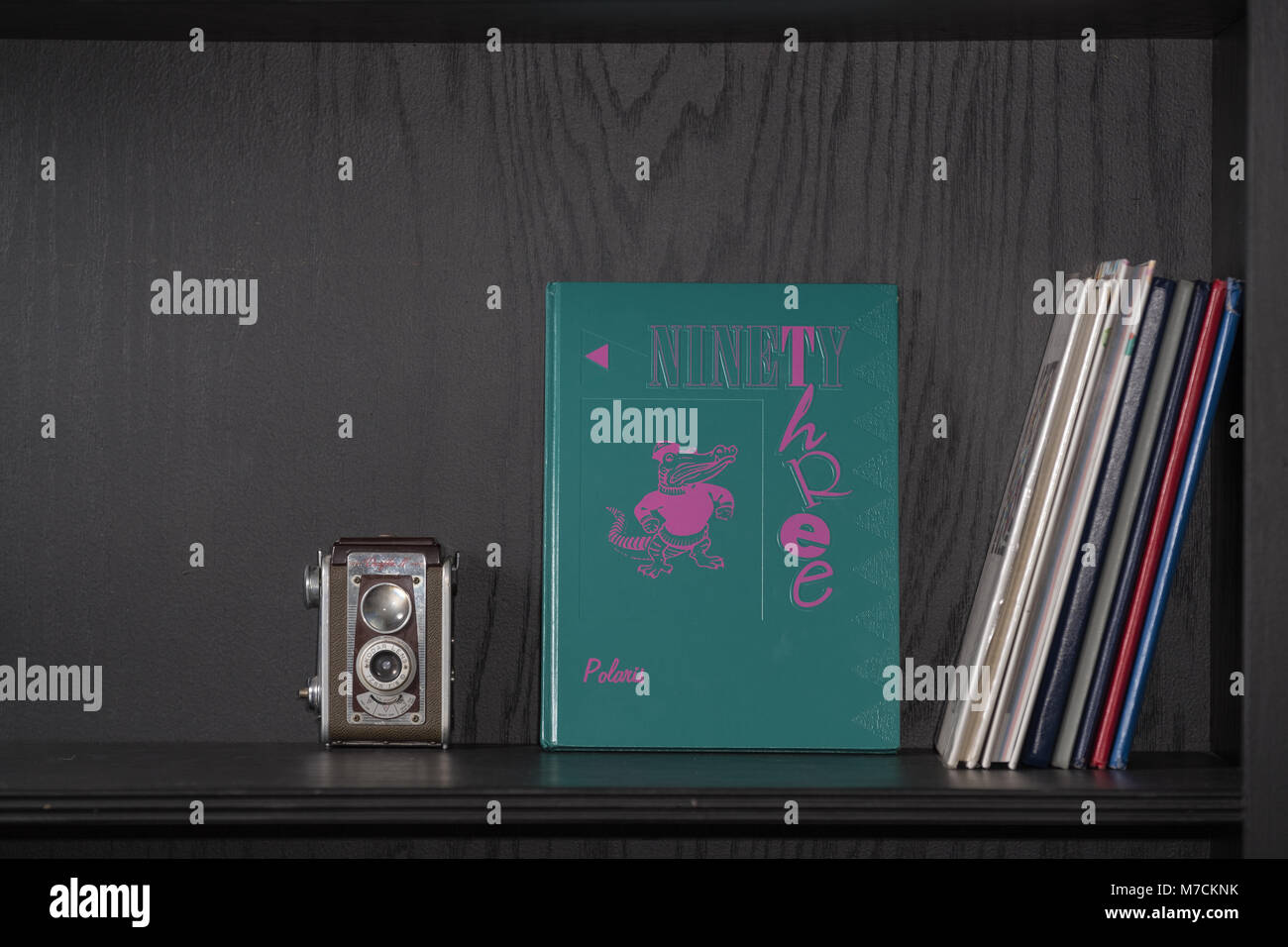 Vintage Retro High School Jahrbücher im Regal mit Stapel von Büchern und antiken Kamera Stockfoto