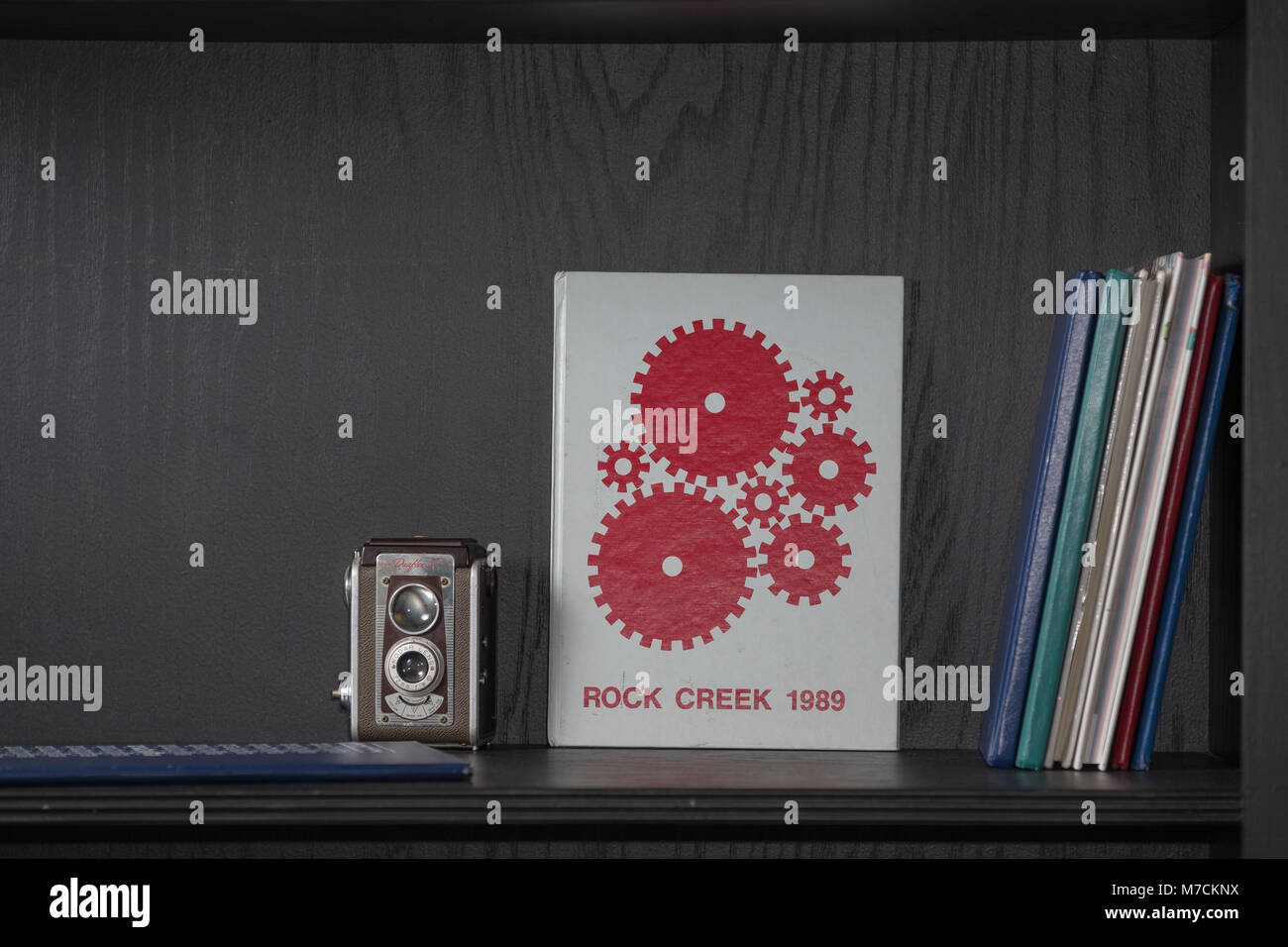 Vintage Retro High School Jahrbücher im Regal mit Stapel von Büchern und antiken Kamera Stockfoto