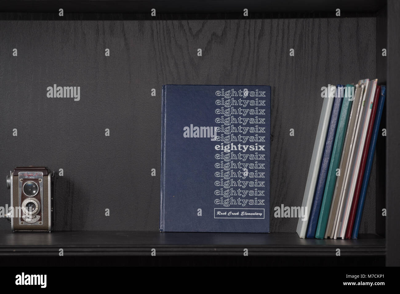 Vintage Retro High School Jahrbücher im Regal mit Stapel von Büchern und antiken Kamera Stockfoto