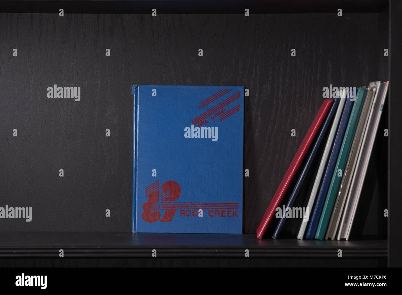 Vintage Retro High School Jahrbücher im Regal mit Stapel von Büchern und antiken Kamera Stockfoto