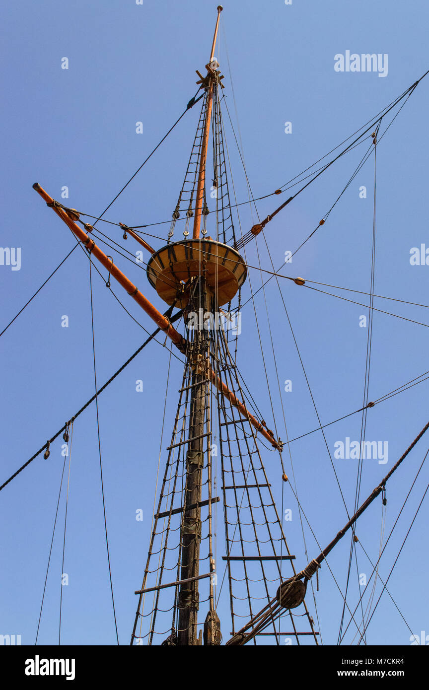 Das Tall Ship Krähennest und Takelage Stockfoto