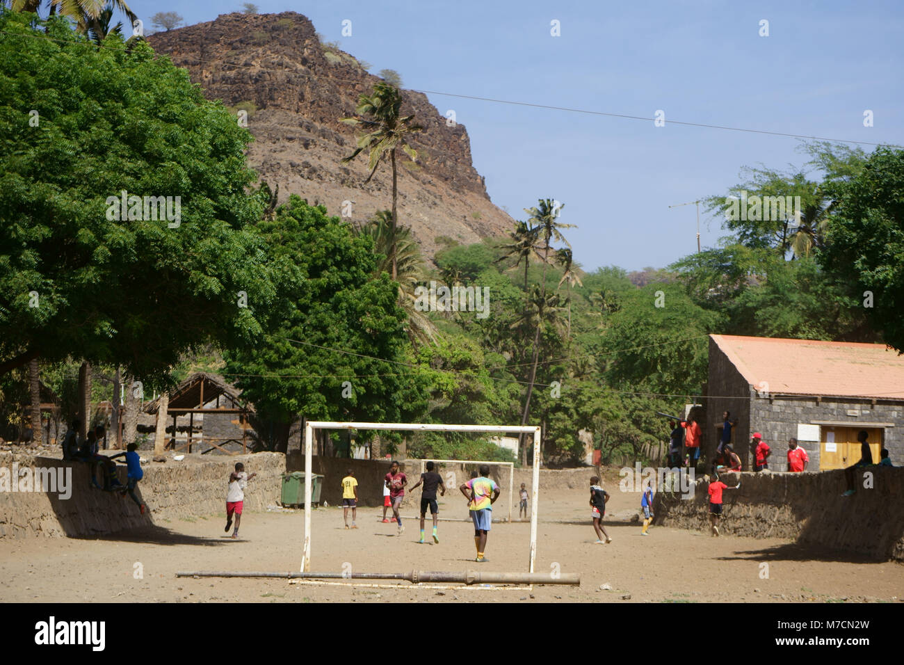 Jungen Fußball spielen, Cidade Velha, Insel Santiago, Kap Verde Stockfoto