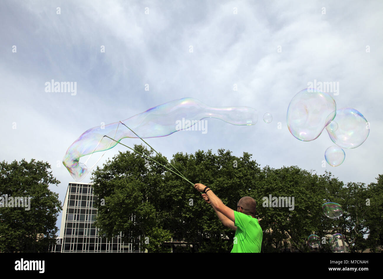 Touriste faisant des bulles géantes Polonais sur la Place de la Comédie pour gagner un peu d'Argent. Montpellier. F34 Stockfoto