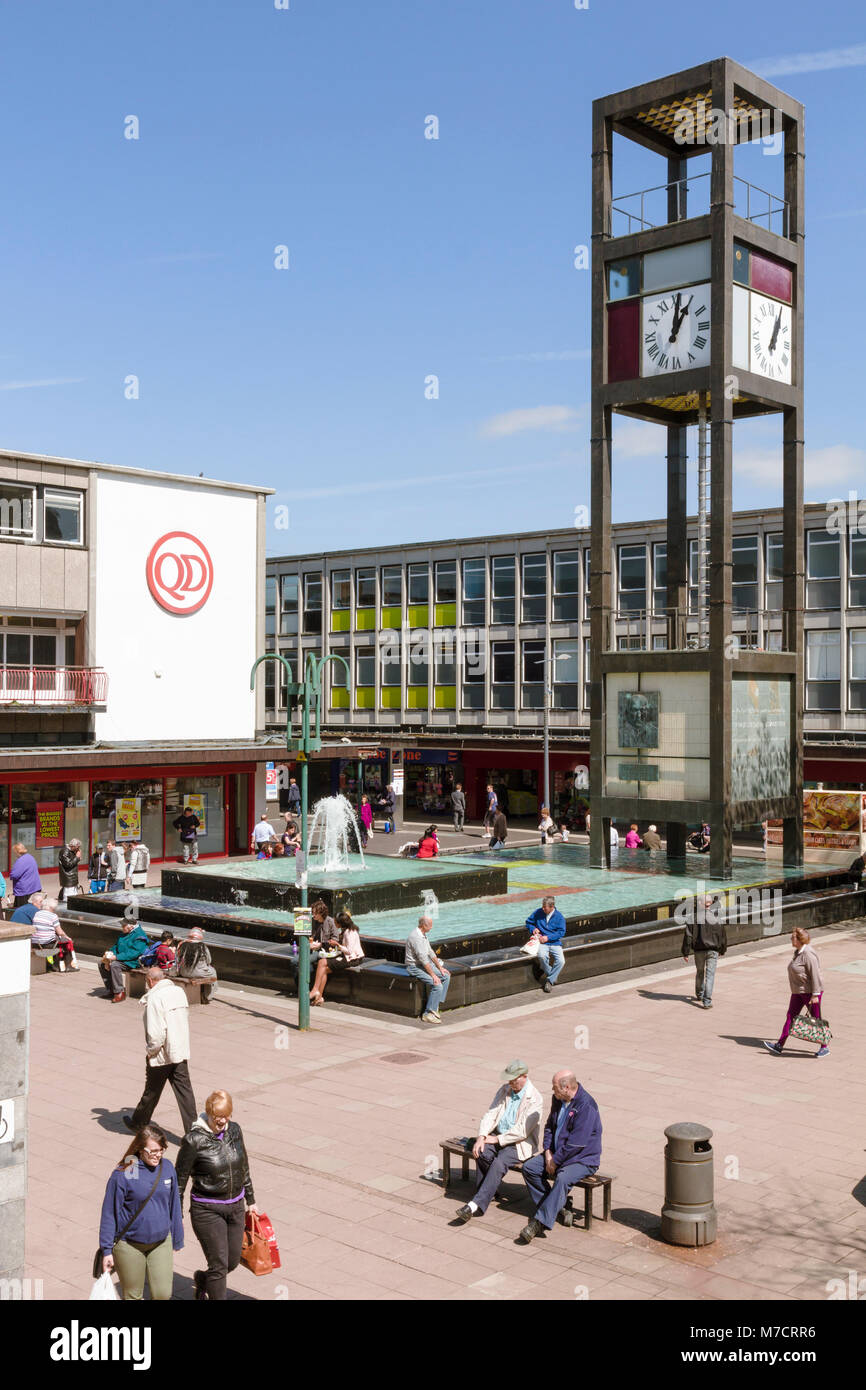 Der Uhrturm und Pool im Zentrum von Stevenage New Town von Leonard Vincent, 1957-59. Stockfoto