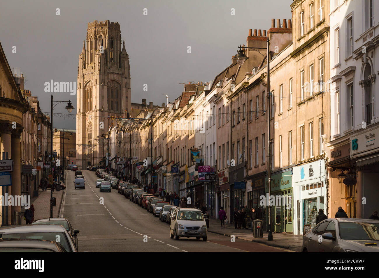 Der Park Street, Bristol, in der Abendsonne mit dunklen Gewitterwolken; die Testamente Tower, Universität Bristol, und Georgischen Terrassen und Geschäfte. Stockfoto