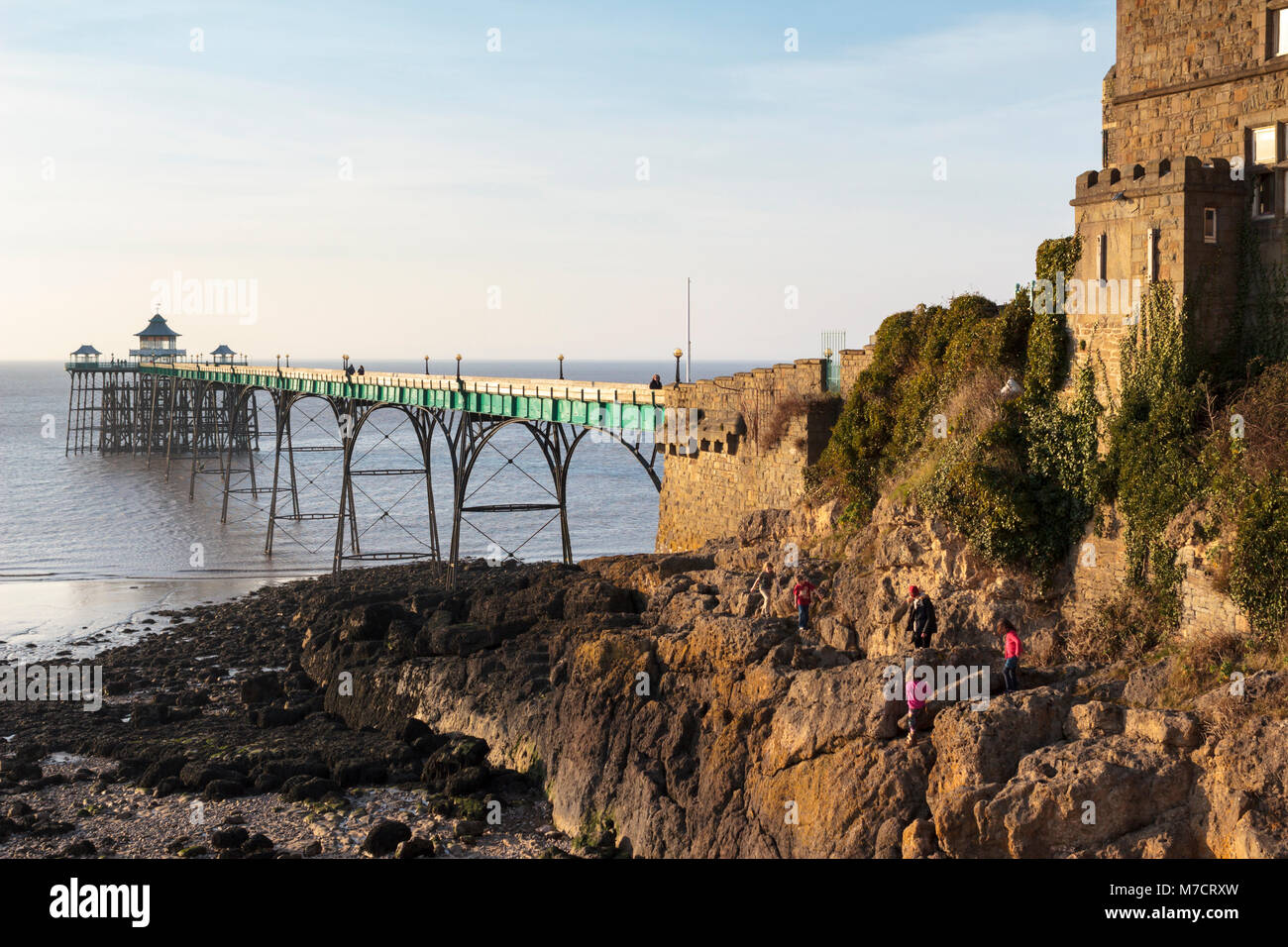 Der viktorianische Clevedon Pier, Clevedon, North Somerset, am Abend. Stockfoto