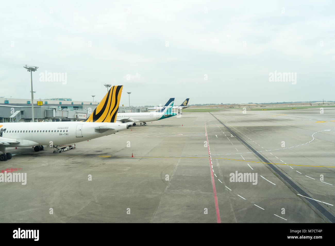 Singapur - Januar 6, 2018: Flugzeug bereit, weg am Changi International Airport. Abflughalle, Singapur, ist es eine der größten transporta Stockfoto