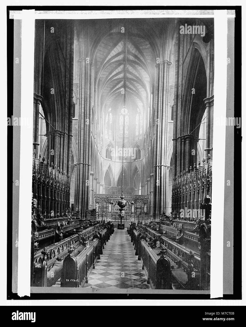 Ein Foto, das den East Choir der Westminster Abbey in England zeigt und das atemberaubende architektonische Design und die historische Bedeutung eines der berühmtesten Wahrzeichen Großbritanniens unterstreicht. Stockfoto