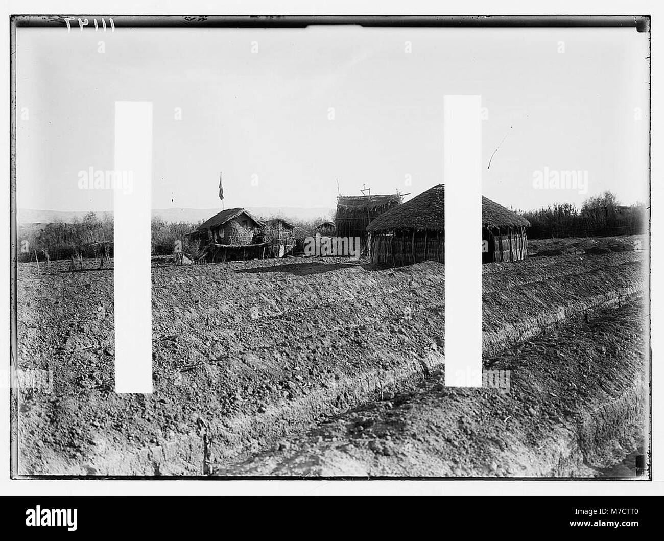 Dieses Foto zeigt die äthiopische abyssinische Schilfkirche und Siedlung in der Nähe des Jordan River und unterstreicht die einzigartige architektonische und kulturelle Bedeutung der Region. Stockfoto