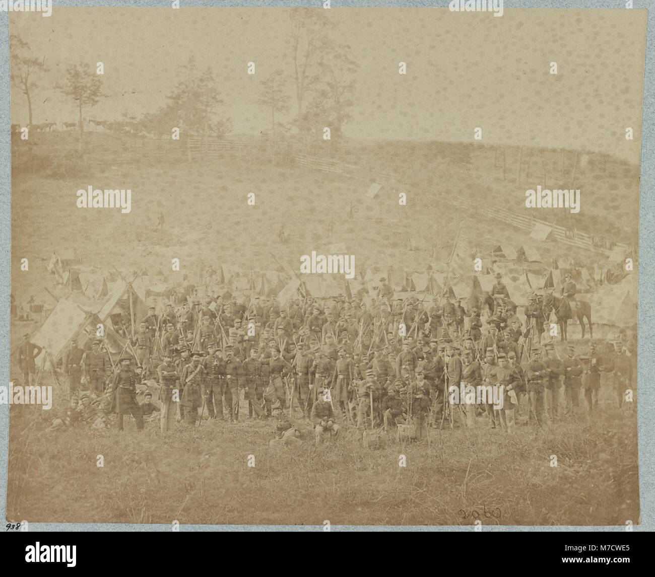Eine Fotografie der 93. New York Infanterie während der Schlacht von Antietam in Maryland im September 1862, bei der die Soldaten in Uniform auf dem Schlachtfeld gefangen genommen wurden. Stockfoto