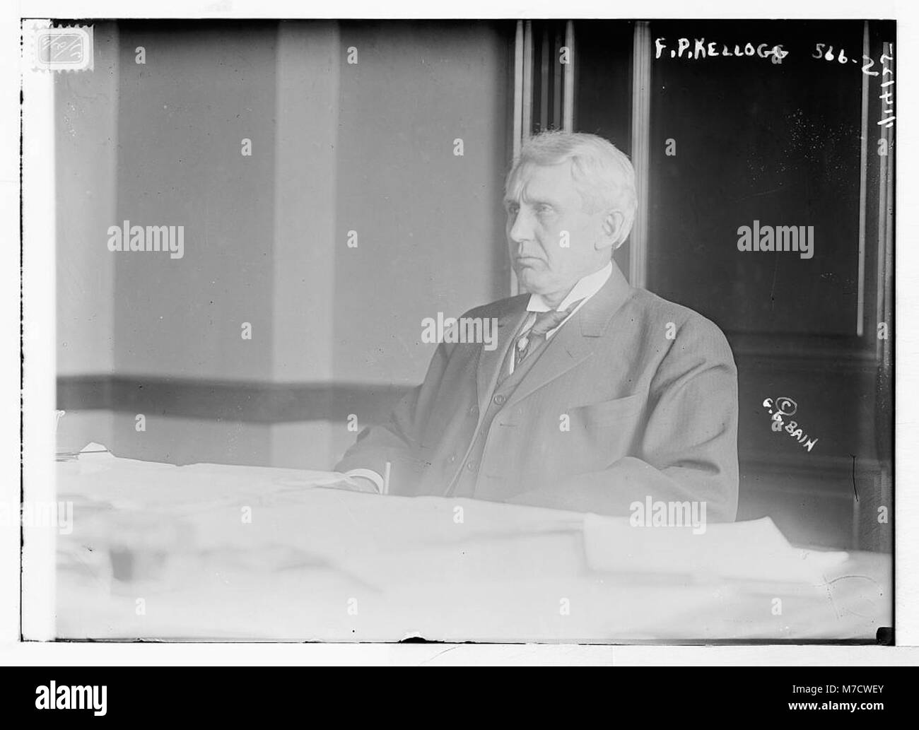 Ein historisches Porträt von F.P. Kellogg im Sitzen, das eine bedeutende Figur in der amerikanischen Geschichte des 19. Oder frühen 20. Jahrhunderts darstellt und den fotografischen Stil der Epoche widerspiegelt. Stockfoto