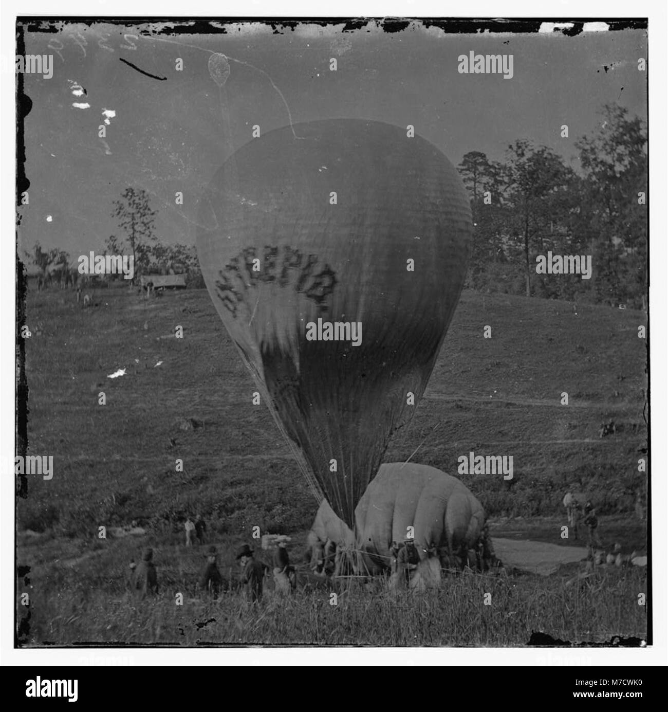 Professor Thaddeus S. Lowe wird gesehen, wie er den UNERSCHROCKENEN Ballon aus dem CONSTITUTION Ballon in Fair Oaks, Virginia, auffüllte und damit die frühe Ballonaufklärung während des Bürgerkriegs demonstrierte. Stockfoto