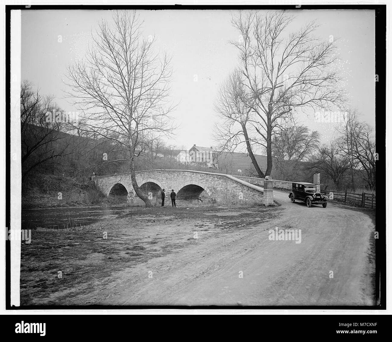 Foto eines Ford Motor Co. Lincoln Car an der Burnside Bridge in der Nähe von Antietam, Maryland, ein bedeutender Ort für den Amerikanischen Bürgerkrieg. Stockfoto