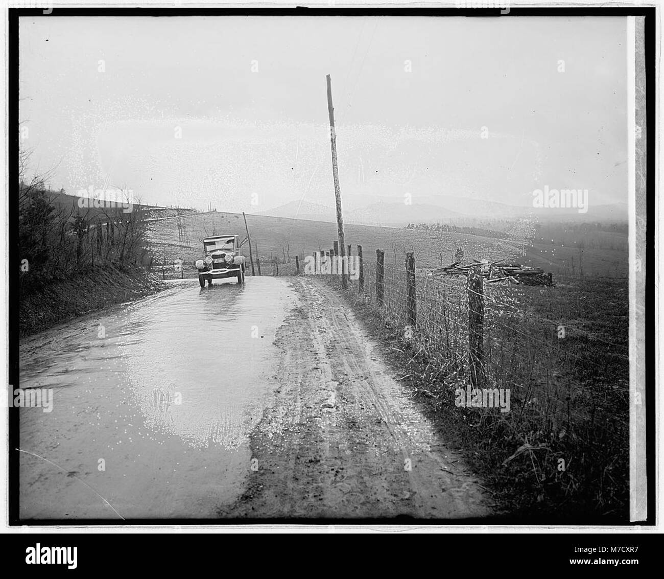Eine Werbeanzeige der Ford Motor Company mit einem Lincoln-Auto im Shenandoah-Nationalpark, Virginia. Das Bild zeigt die Schönheit der Parklandschaft und den Luxus des Fahrzeugs und unterstreicht die Attraktivität von Natur und Innovation. Stockfoto