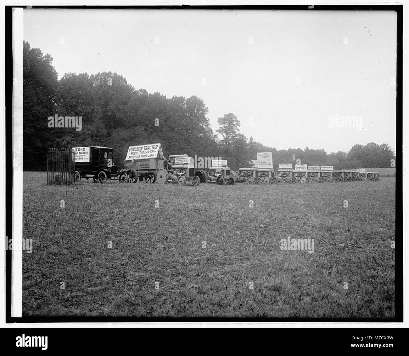 Dieses Bild zeigt eine Traktorvorführung von Ford, in der die Rolle des Unternehmens bei Landmaschinen und die Entwicklung der Landmaschinen im 20. Jahrhundert hervorgehoben wird. Stockfoto