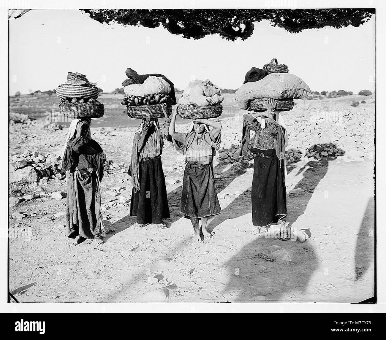 Vier palästinensischen Frauen auf dem Weg zum Markt mit Körben auf den Köpfen LOC. matpc07350 Stockfoto