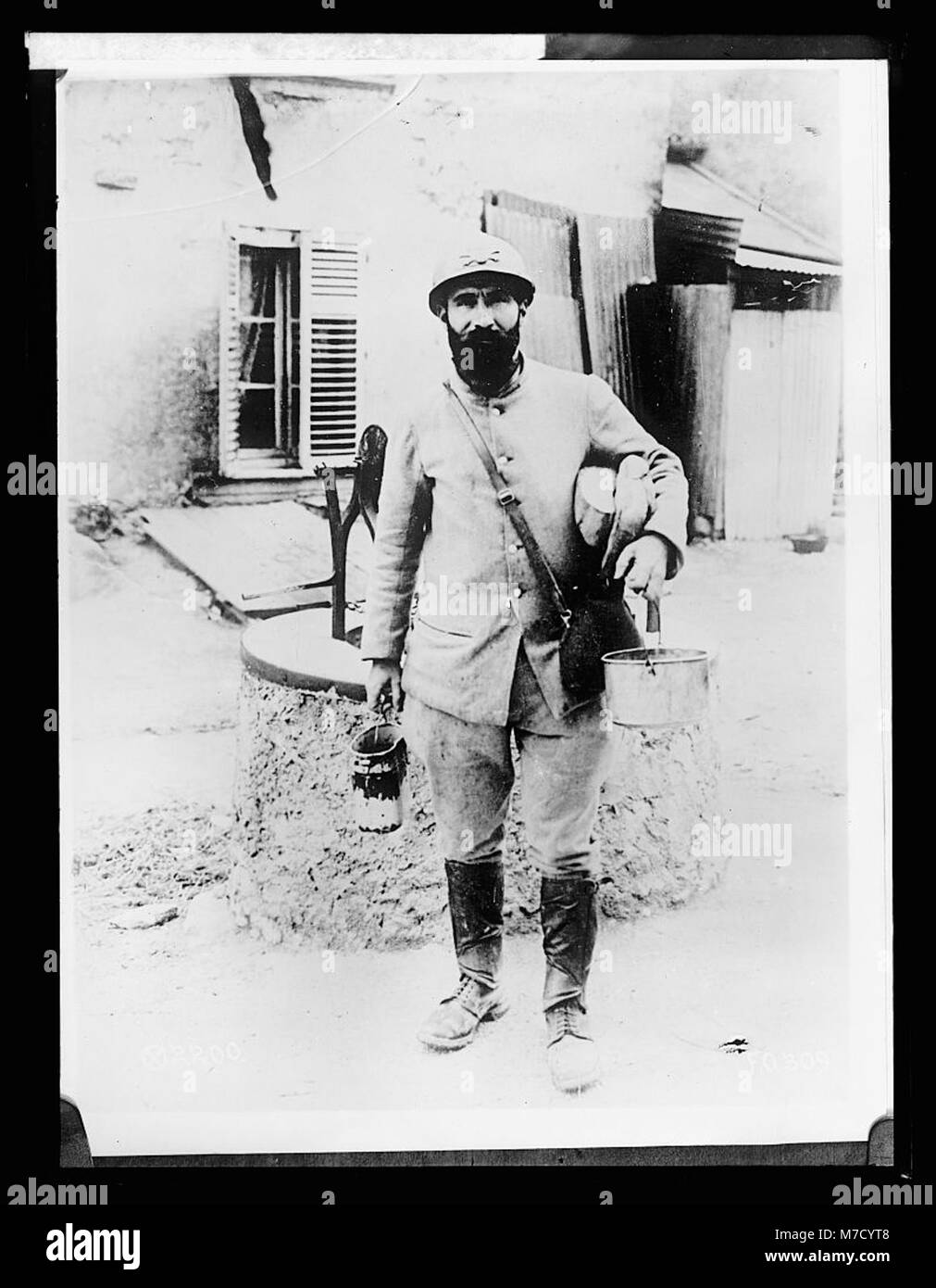 Ein Foto von französischen Soldaten, die einen Moment des Militärlebens festhalten. Das Bild spiegelt ihre Uniformen, ihre Haltung und den historischen Kontext wider, in dem sie dienten. Stockfoto