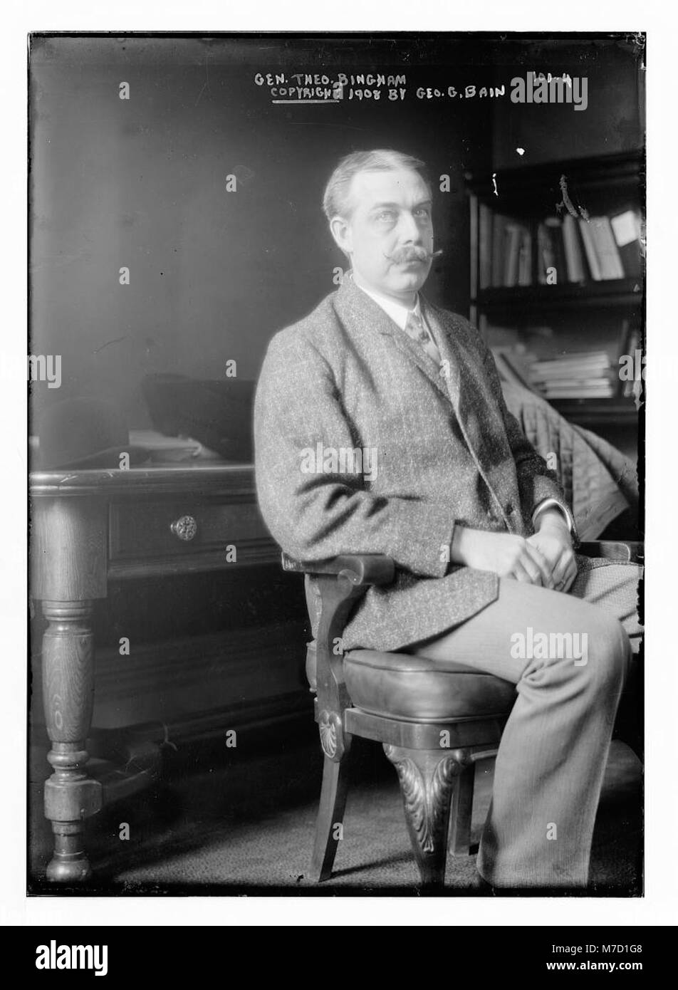 Ein sitzendes Porträt von General Theo. Bingham, in einer Dreiviertelansicht gefangen, zeigt seine Militärkleidung und sein Verhalten, was seine Führung während seines Dienstes widerspiegelt. Stockfoto