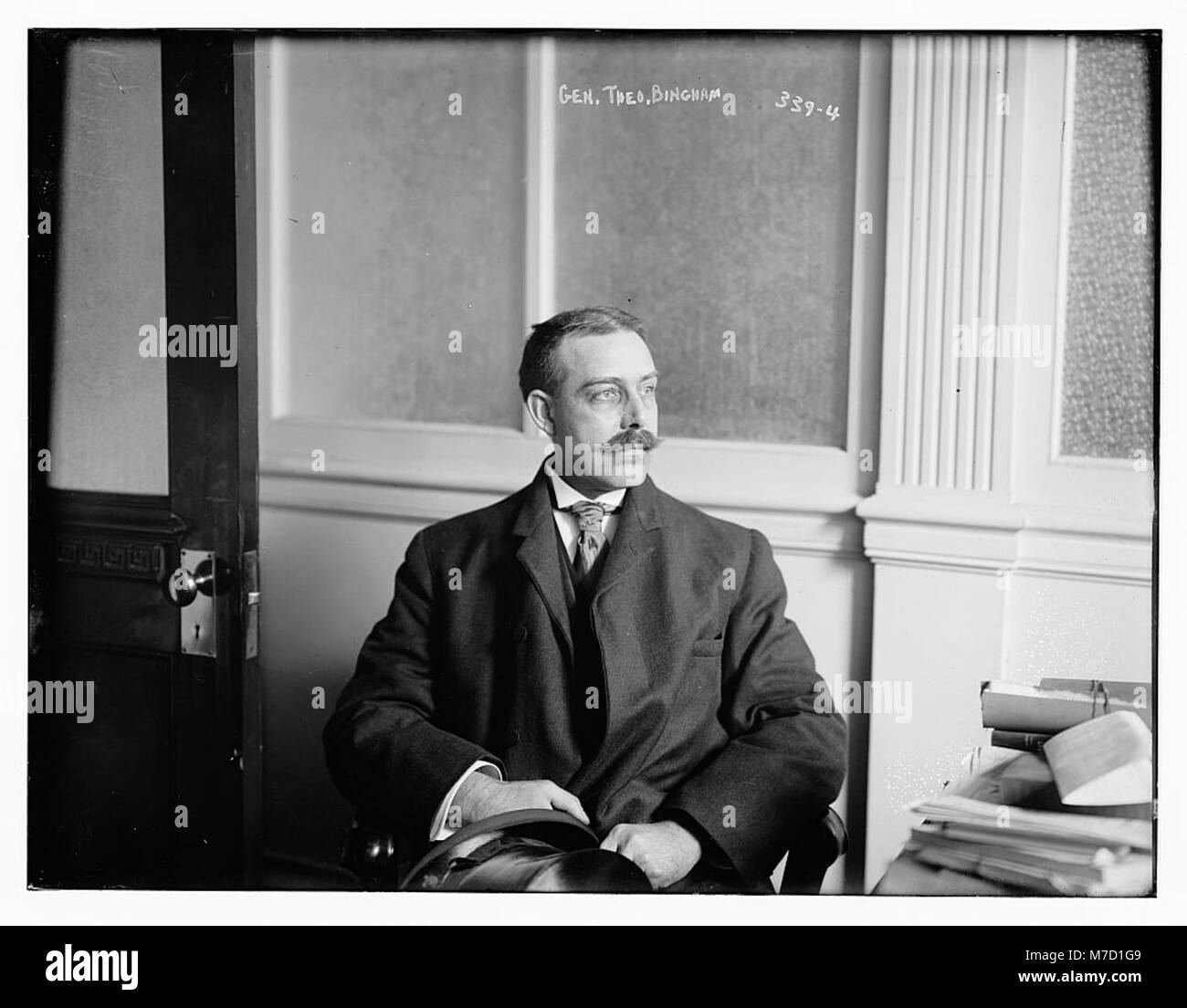 Dieses Bild zeigt General Theo. Bingham, ein Offizier der US-Armee, stellt wahrscheinlich seine Führungsrolle und militärische Rolle während einer Schlüsselperiode der amerikanischen Militärgeschichte vor. Stockfoto