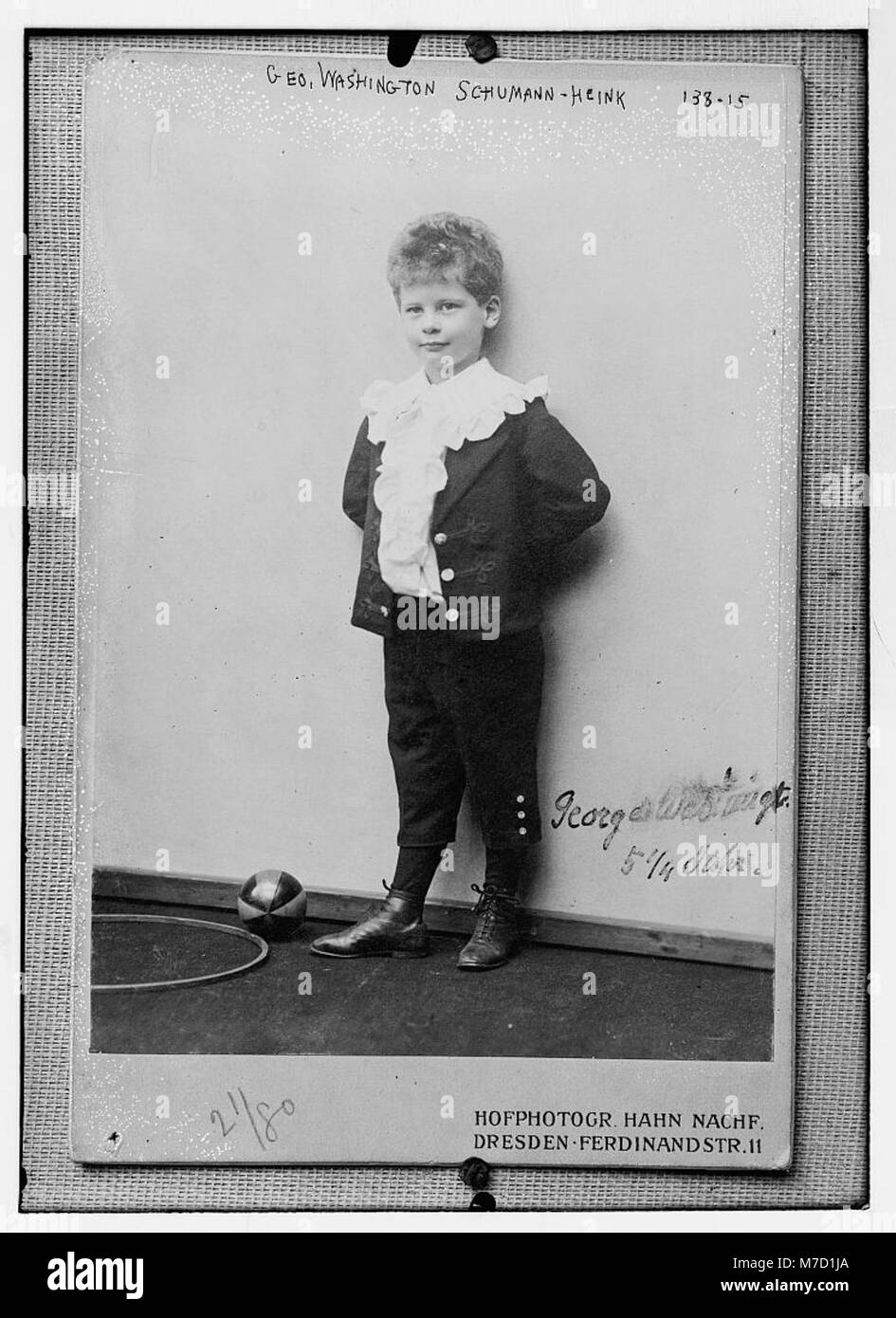 General Washington Schumann wird im Alter von 5 Jahren und 4 Monaten mit einem Ball dargestellt. Das Foto wurde in Dresden aufgenommen, um einen bemerkenswerten Moment in seiner Jugend festzuhalten. Stockfoto