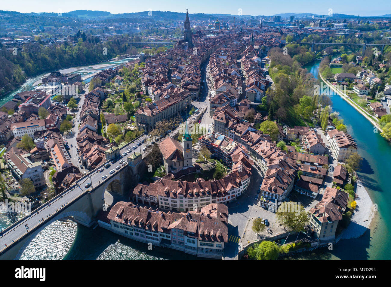 Luftaufnahme der Berner Altstadt mit der Aare rund um die Stadt an einem sonnigen Tag, Bern, Schweiz fliesst. Stockfoto