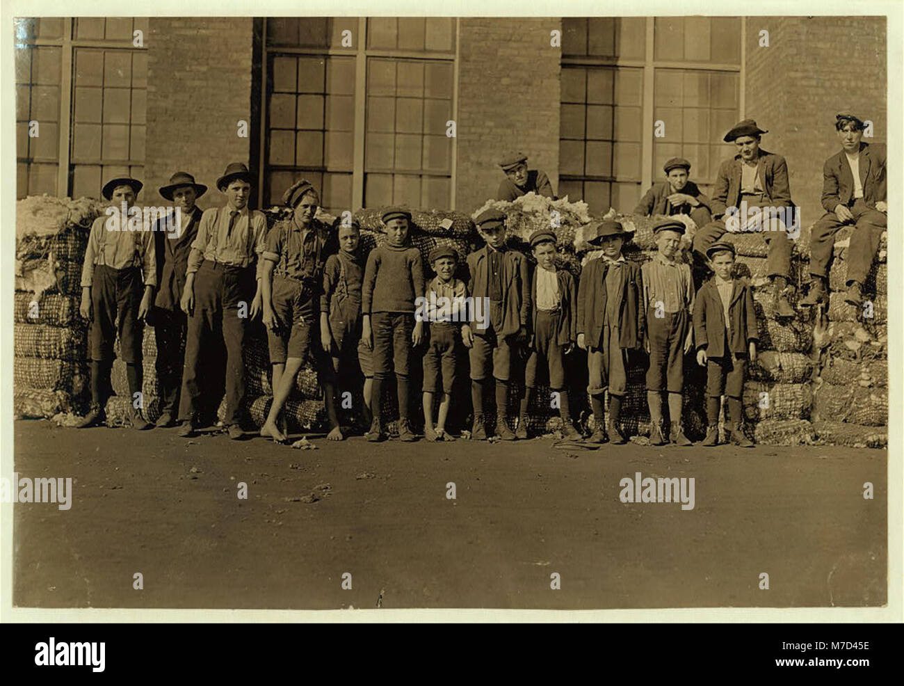 Gruppe von Jungen in Lancaster, S.C. Cotton Mills arbeiten. Kleinste junge in der Mitte sagte in der Mühle aus und hat für 5 Jahre. Jetzt spinnt. November 30, 1909 (sic). LOC 01431 nclc. Stockfoto