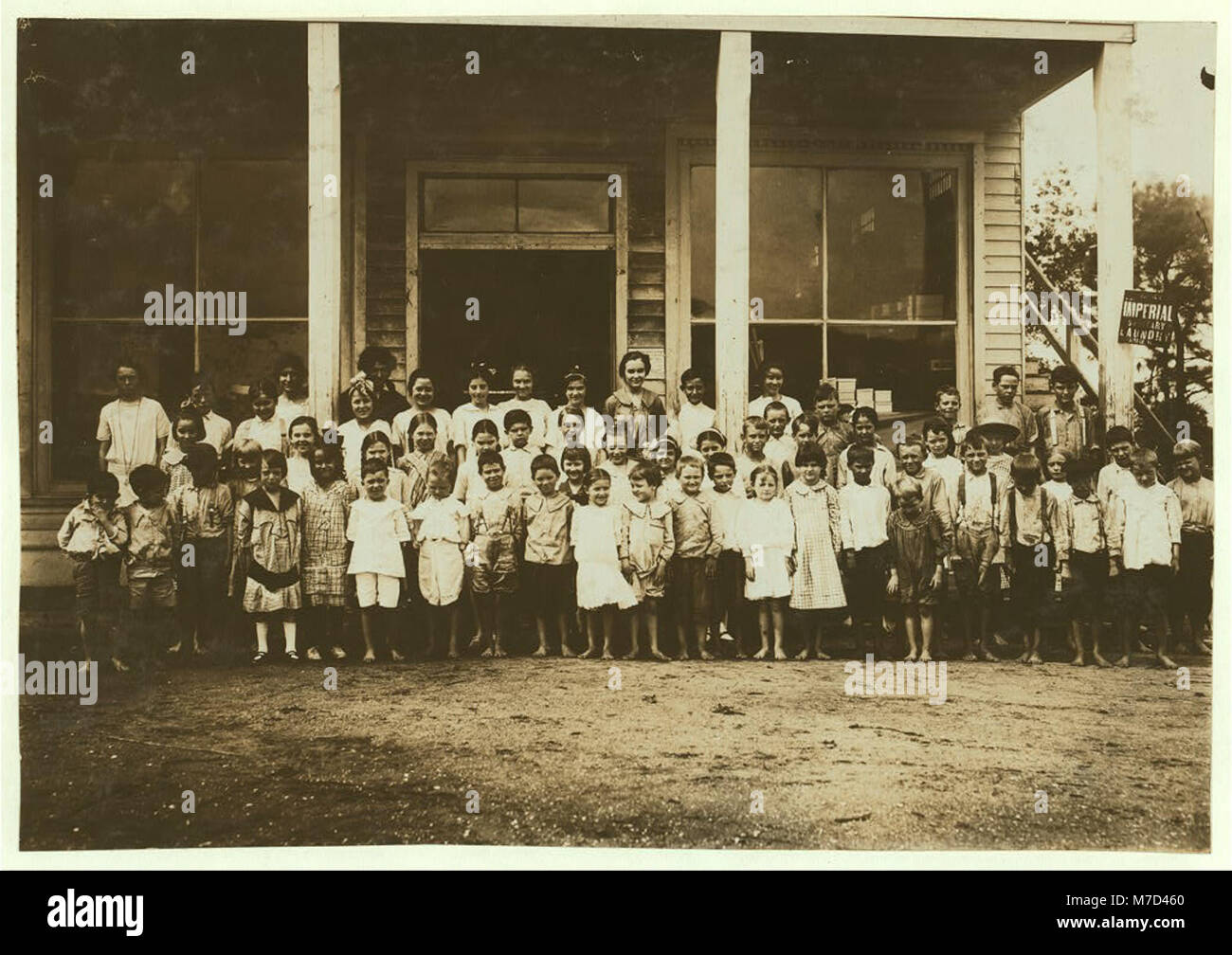 Gruppe von Kindern die Teilnahme an der Mühle Schule bei Barker Cotton Mills. Diese Kinder sind gut - zu Hause gepflegt, und gut in der Schule geleitet. Schule ist Sanitär- und gut ausgestattet. Schulbesuch nclc 02917 Loc. Stockfoto