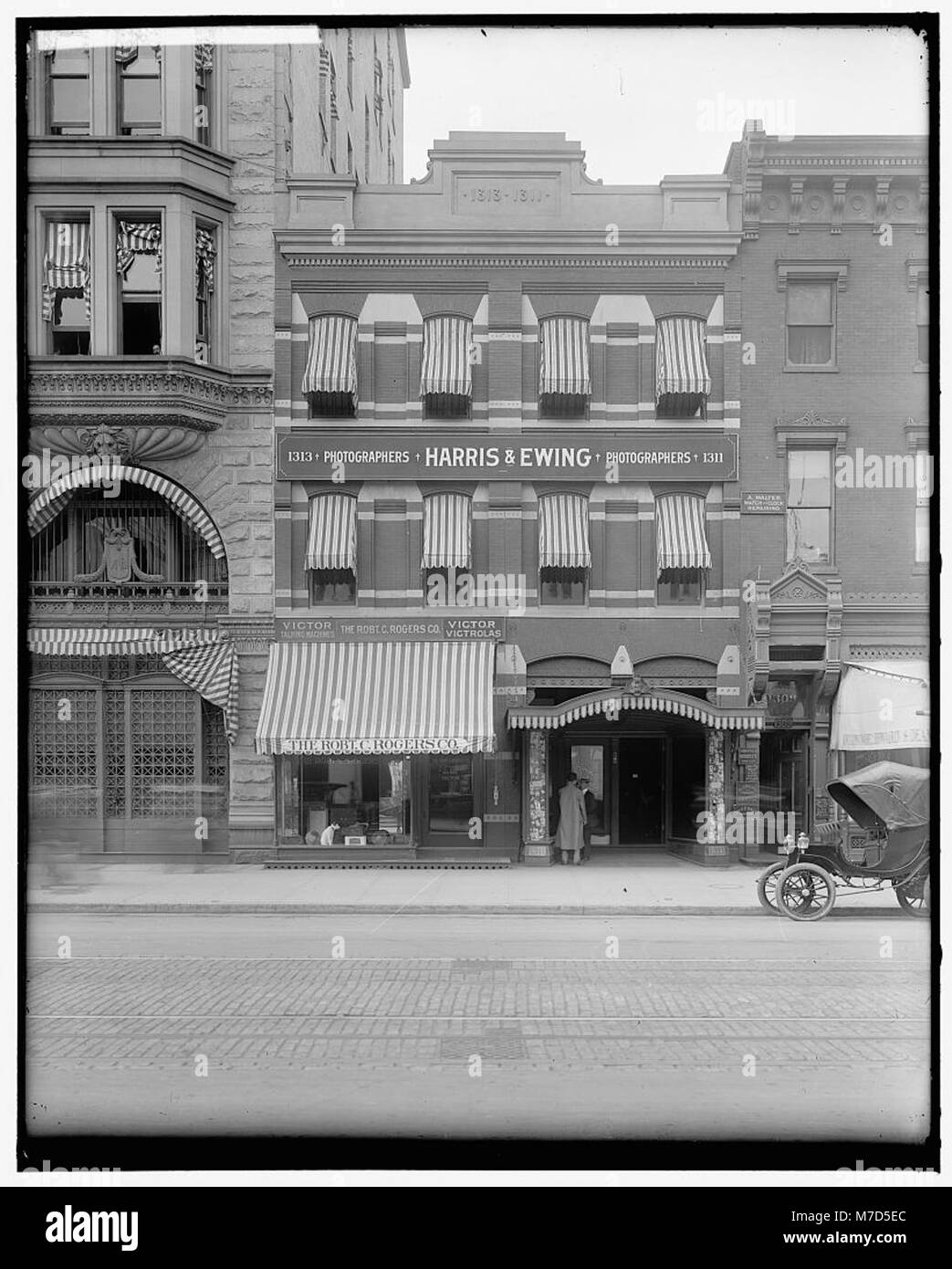 Dieses Foto von Harris & Ewing zeigt das Äußere eines alten Studios und zeigt den architektonischen Stil und das Design des Gebäudes. Das Bild bietet einen Einblick in die historischen Designelemente der Studioarchitektur des frühen 20. Jahrhunderts. Stockfoto