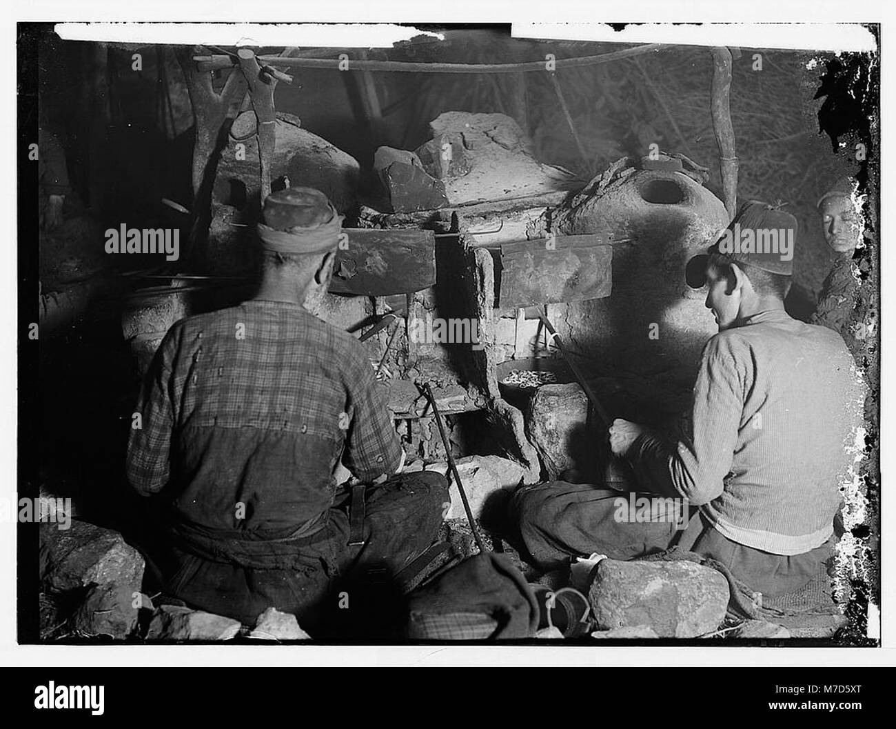 Ein historisches Foto aus Hebron, das Glasbläser bei der Arbeit zeigt und das traditionelle Handwerk und die Industrie veranschaulicht, die seit Jahrhunderten zum Erbe der Region gehören. Stockfoto