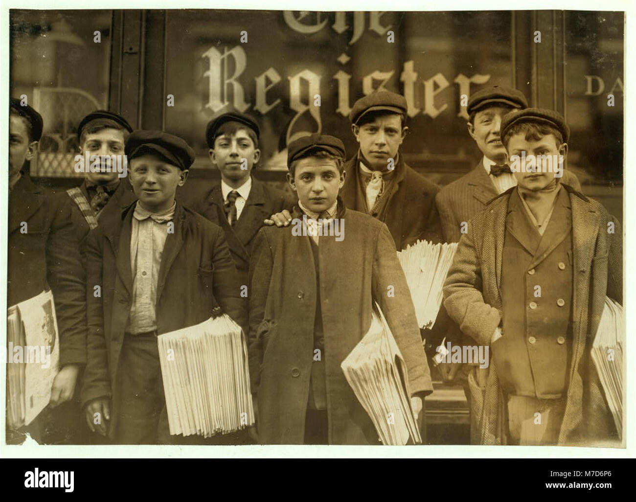 High School weg Jungen. Jugendliche. Einige in der hinteren Reihe haben Newsboys für sieben, acht und neun Jahren. LOC 03267 nclc. Stockfoto