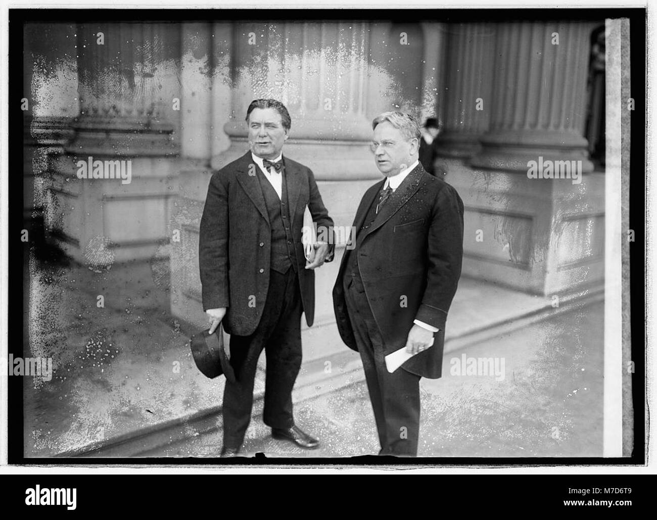 Ein historisches Foto mit Hiram Johnson und William E. Borah, prominenten US-Politikern, bekannt für ihre Rollen in den amerikanischen politischen Bewegungen des frühen 20. Jahrhunderts. Das Bild zeigt ihre einflussreiche Karriere in der Öffentlichkeit. Stockfoto