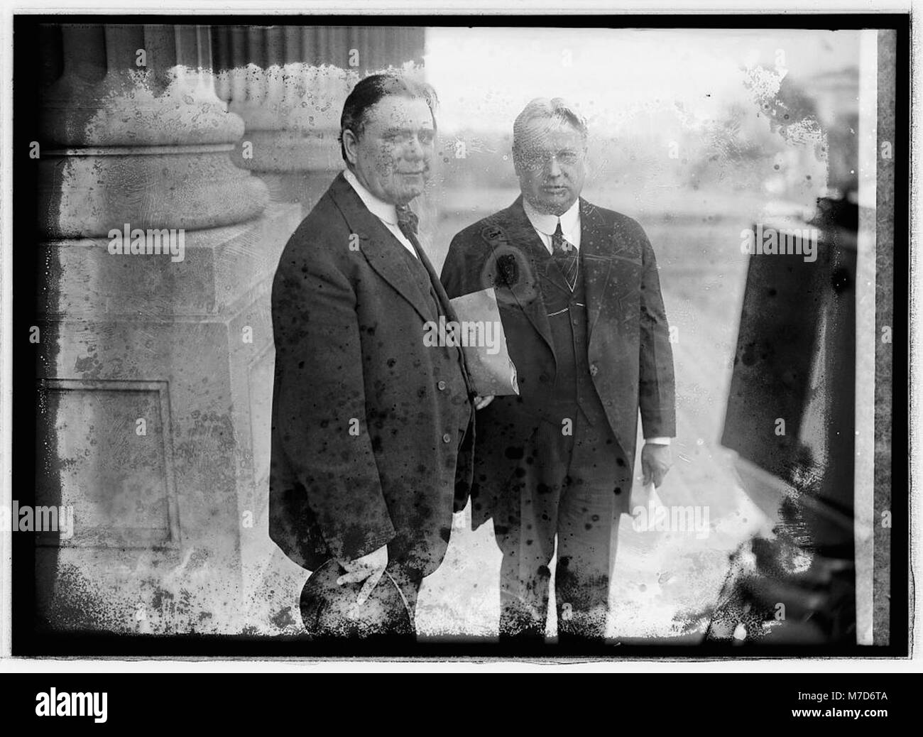 Eine Fotografie von Hiram Johnson und William E. Borah, zwei prominenten amerikanischen Politikern, die ihren Einfluss im frühen 20. Jahrhundert widerspiegeln. Stockfoto