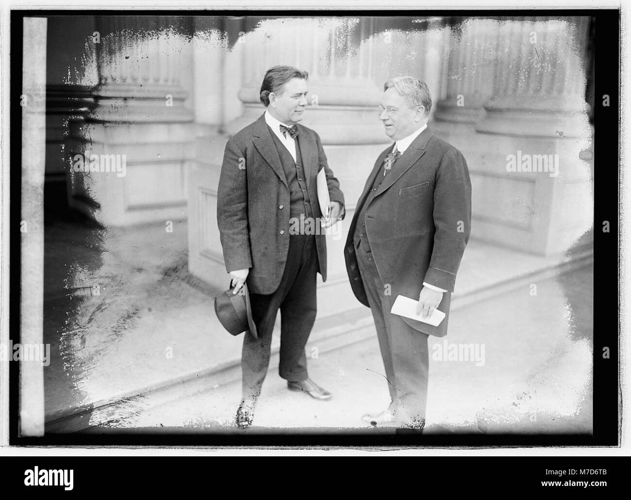 Eine Fotografie von Hiram Johnson, einem US-Politiker und Reformator, und William E. Borah, einem Senator aus Idaho, der Schlüsselfiguren der amerikanischen Politik während des frühen 20. Jahrhunderts repräsentiert. Stockfoto