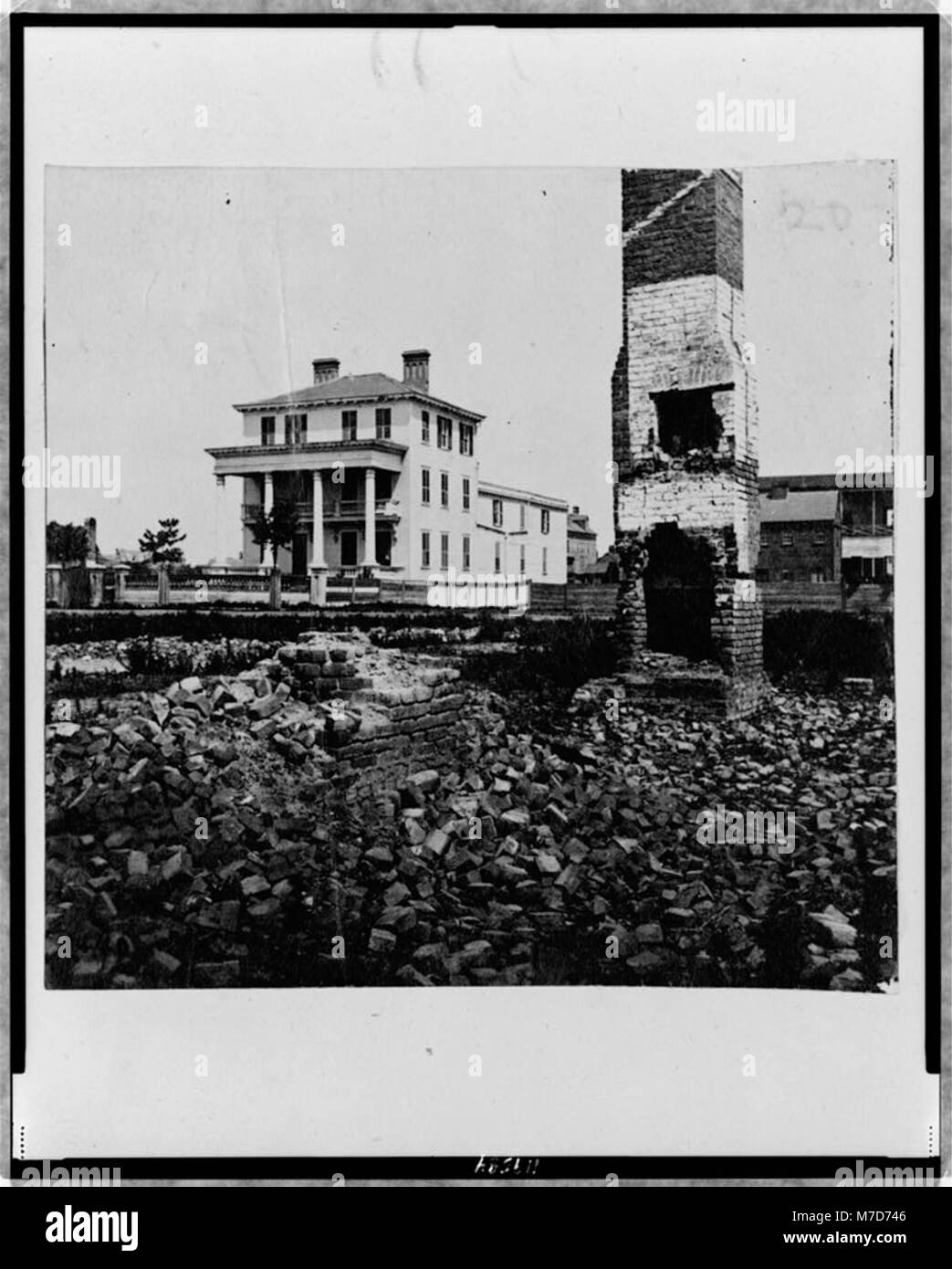 Ein historisches Foto eines Hauses in Charleston, South Carolina, das die Architektur und den Stil der Zeit feststellt und die Wohnbauten der Stadt aus dem 19. Jahrhundert widerspiegelt. Stockfoto