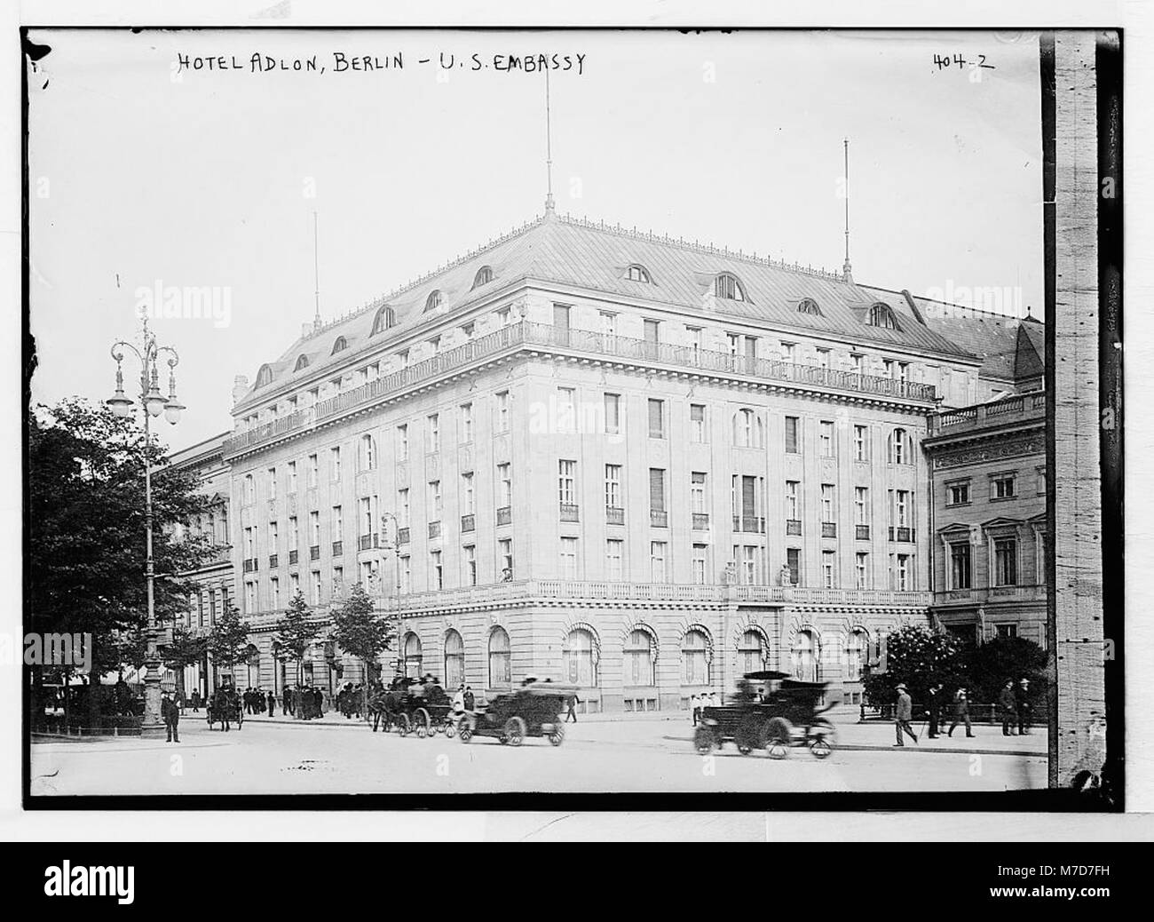 Das Hotel Adlon in Berlin, in dem die US-Botschaft in der Nähe gezeigt wird, ist ein historisches Wahrzeichen der Architektur und der globalen Diplomatie der Stadt im 20. Jahrhundert. Stockfoto