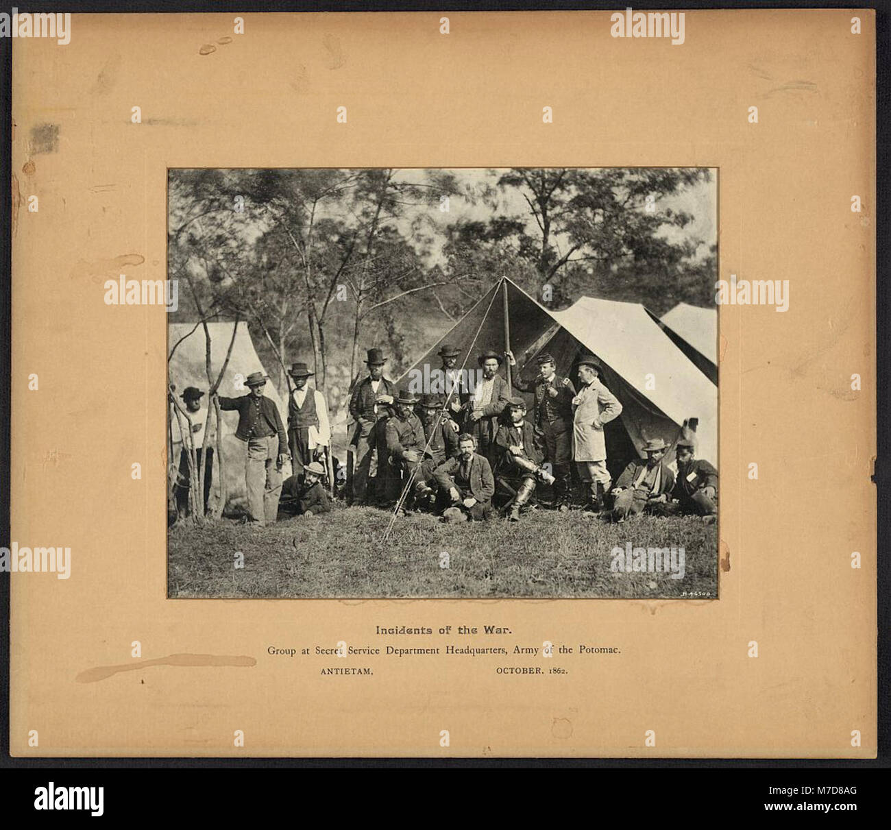 Dieses Foto zeigt eine Gruppe im Hauptquartier des Secret Service Department während des Amerikanischen Bürgerkriegs in der Nähe von Antietam im Oktober 1862. Das Bild zeigt das Militärangehörige und ihre Rolle bei Geheimdiensteinsätzen während des Krieges. Stockfoto