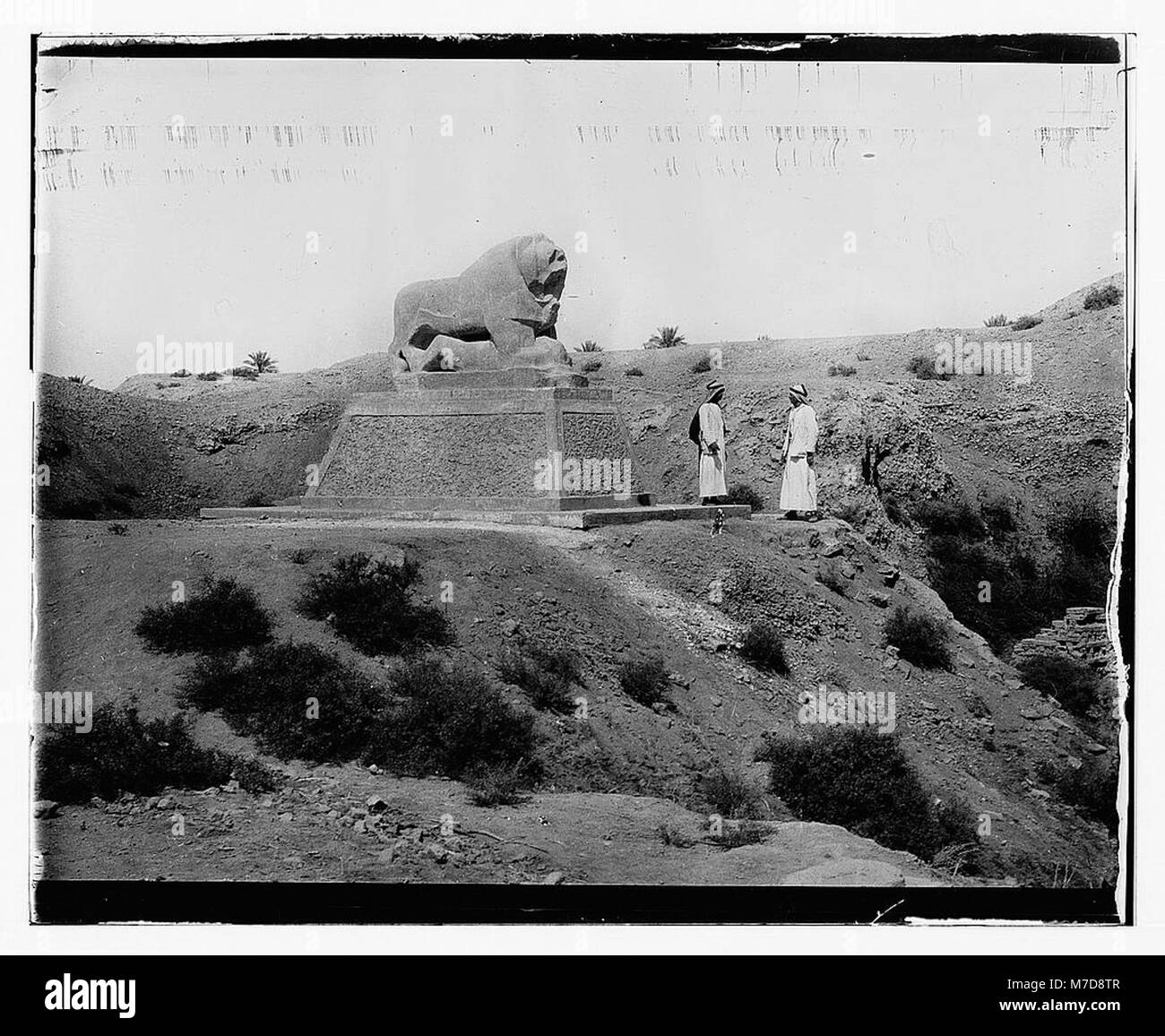 Dieses Foto zeigt eine Basalt-Löwenskulptur aus Babylon, Irak, die antike Kunstwerke und Figuren zeigt. Der Löwe repräsentiert die Pracht der babylonischen Kunst und die fortschrittliche Handwerkskunst der Zivilisation in der Skulptur. Stockfoto