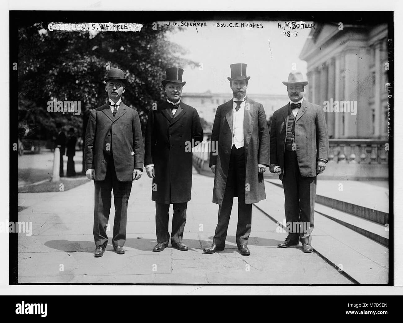 Dieses Bild zeigt J.S. Whipple, J.G. Schurman, Gouverneur C.E. Hughes und N.M. Butler in Washington. Sie dokumentiert ein historisches politisches Treffen oder Ereignis. Stockfoto