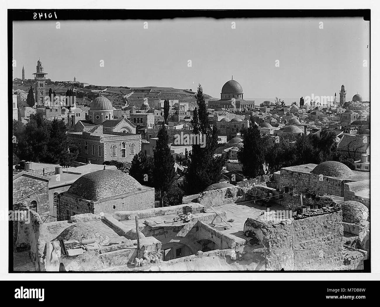 Ein Foto von Jerusalem vom Dach von Haj Hussein Silwani, das eine Moschee am Horizont und den Blick vom El-Wad-Bereich unter dem Damaskus-Tor zeigt. Dieses Bild zeigt die historische und religiöse Bedeutung der Skyline Jerusalems. Stockfoto