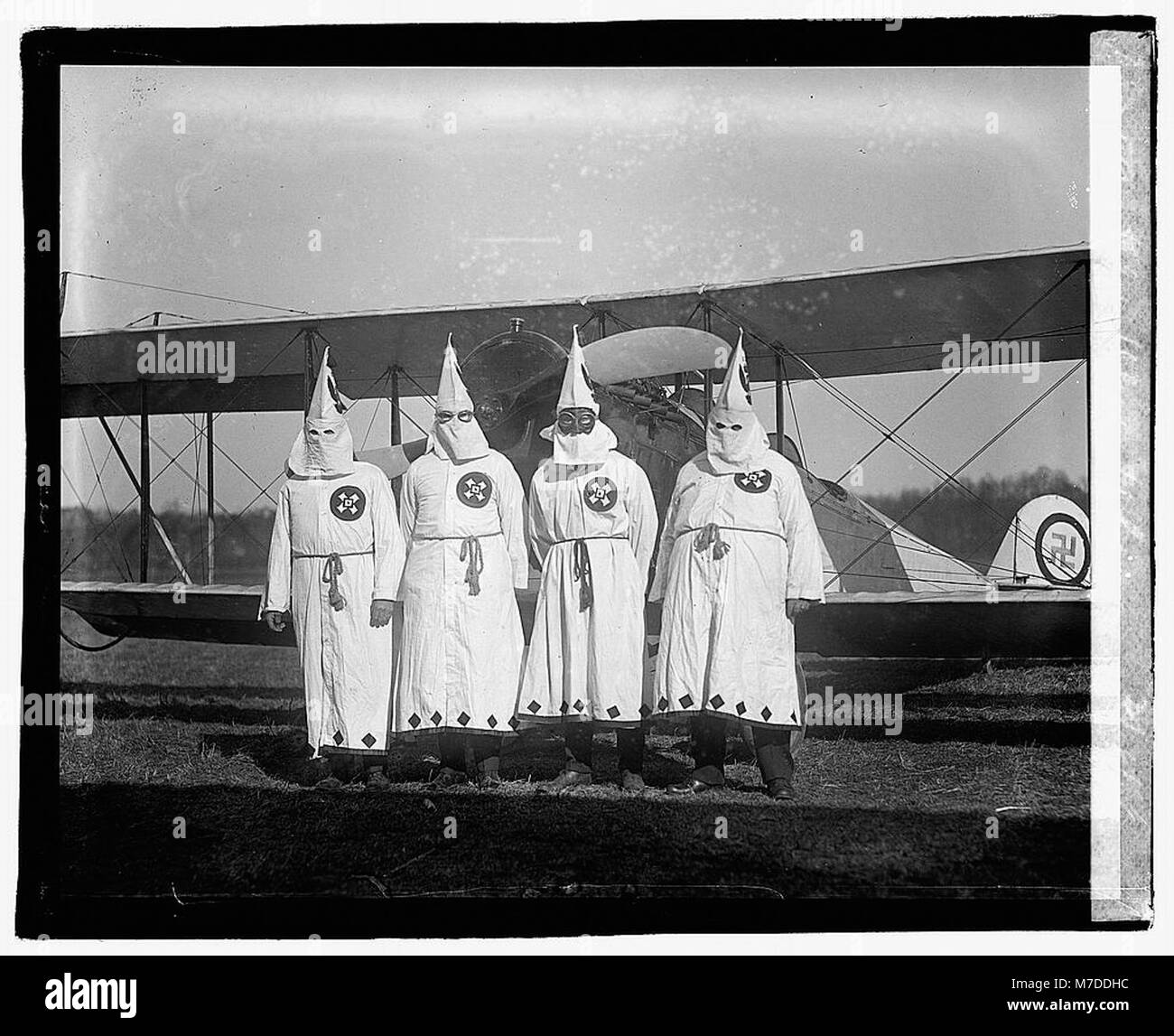 Ein historisches Foto, das die Aktivitäten des Ku Klux Klan am 18. März 1922 dokumentiert. Dieses Bild zeigt die Präsenz der Gruppe während einer turbulenten Periode in der amerikanischen Geschichte. Stockfoto