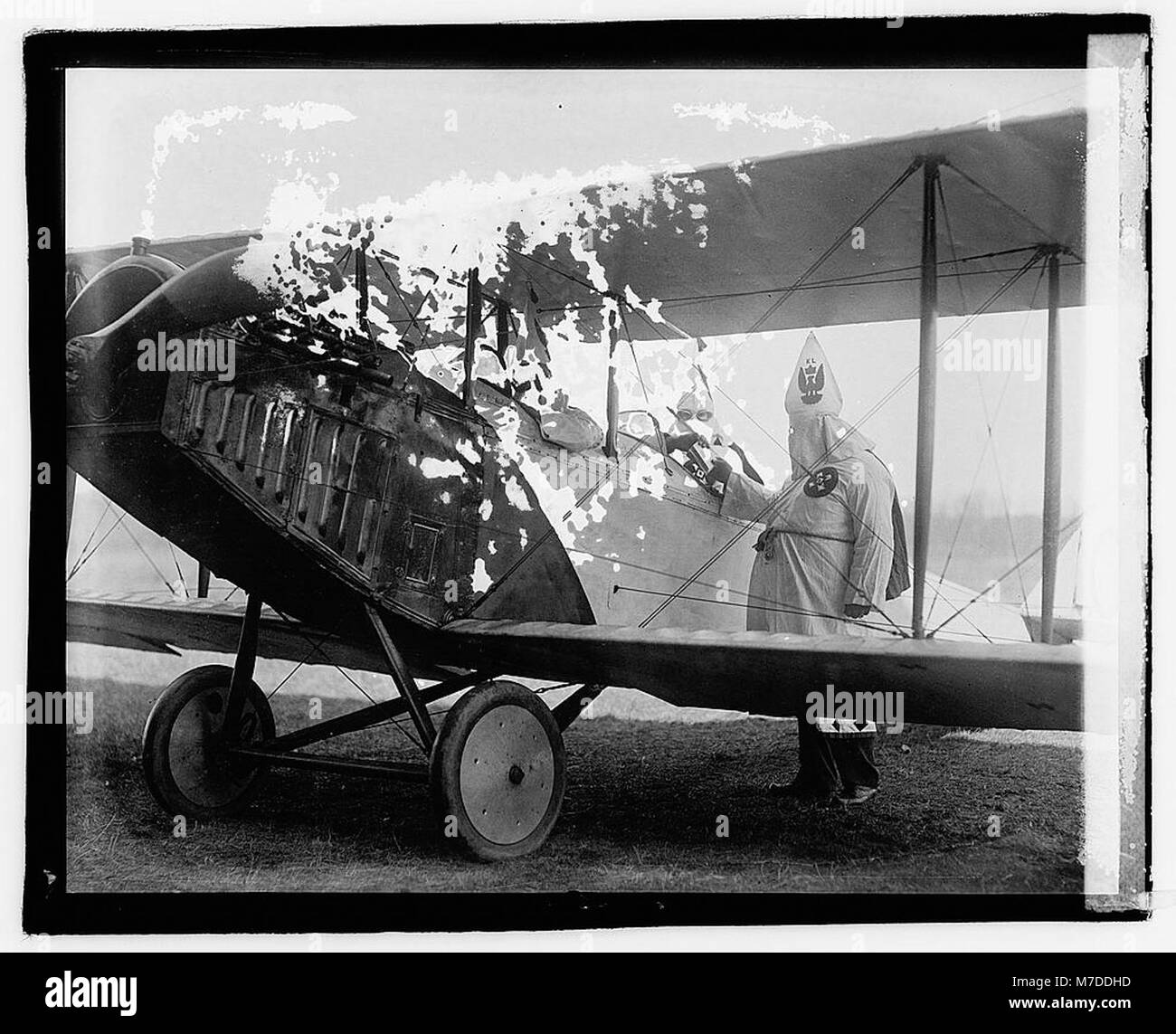 Ein historisches Bild des Ku Klux Klan vom 18. März 1922, das einen Moment in der Geschichte dieser weißen Vorherrschaft im frühen 20. Jahrhundert darstellt. Stockfoto