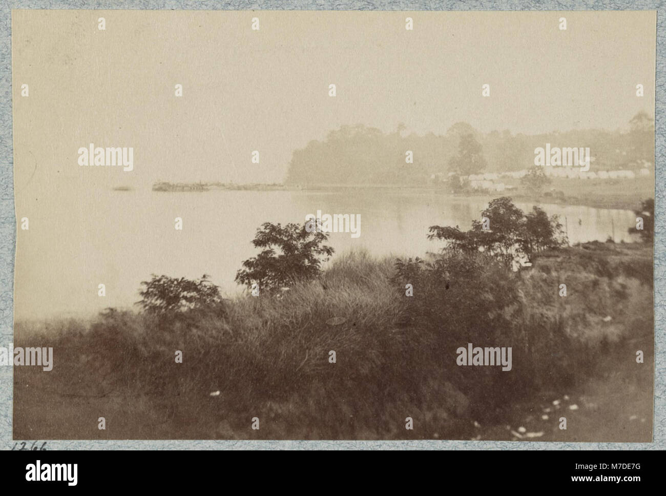 Ein historisches Foto, das die Aussichten in Belle Plain Landing, Virginia, im Mai 1864 während des Amerikanischen Bürgerkriegs zeigt. Das Bild zeigt die militärische Aktivität und den Landebereich des Flusses, der für Truppenbewegungen und -Vorräte genutzt wird. Stockfoto