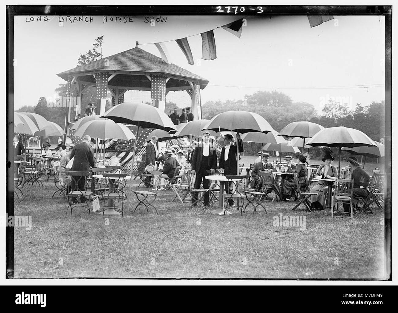 Ein Foto, das die Long Branch Horse Show, eine Pferdeveranstaltung, bei der Pferde und Reiter im Wettkampf gezeigt werden. Die Show ist ein bedeutender Teil der Geschichte des Reitsports im frühen 20. Jahrhundert. Stockfoto