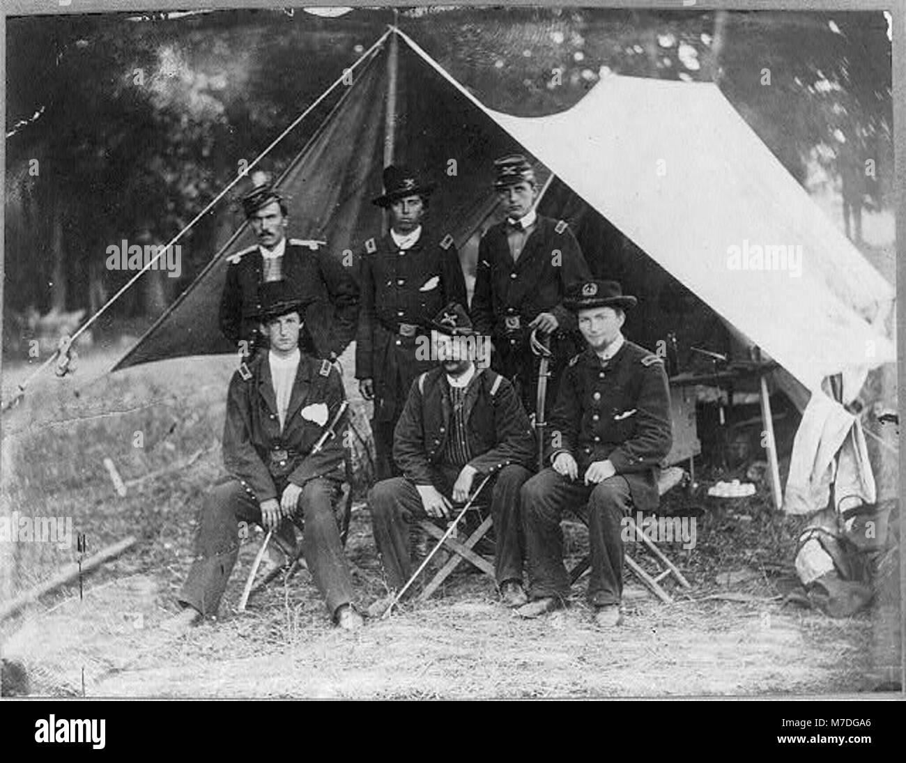 Foto von Artillerieoffizieren Lieutenant Rufus King, Alonzo Cushing, Evan Thomas und drei weiteren Offizieren, die vor einem Zelt in der Schlacht von Antietam in Maryland posierten. Stockfoto