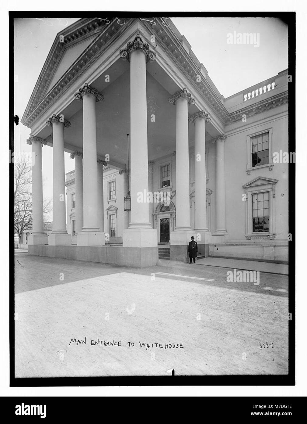 Der Haupteingang zum Weißen Haus, der als offizieller Eingang zur Residenz und zum Büro des Präsidenten der Vereinigten Staaten dient und die politische Macht Amerikas symbolisiert. Stockfoto