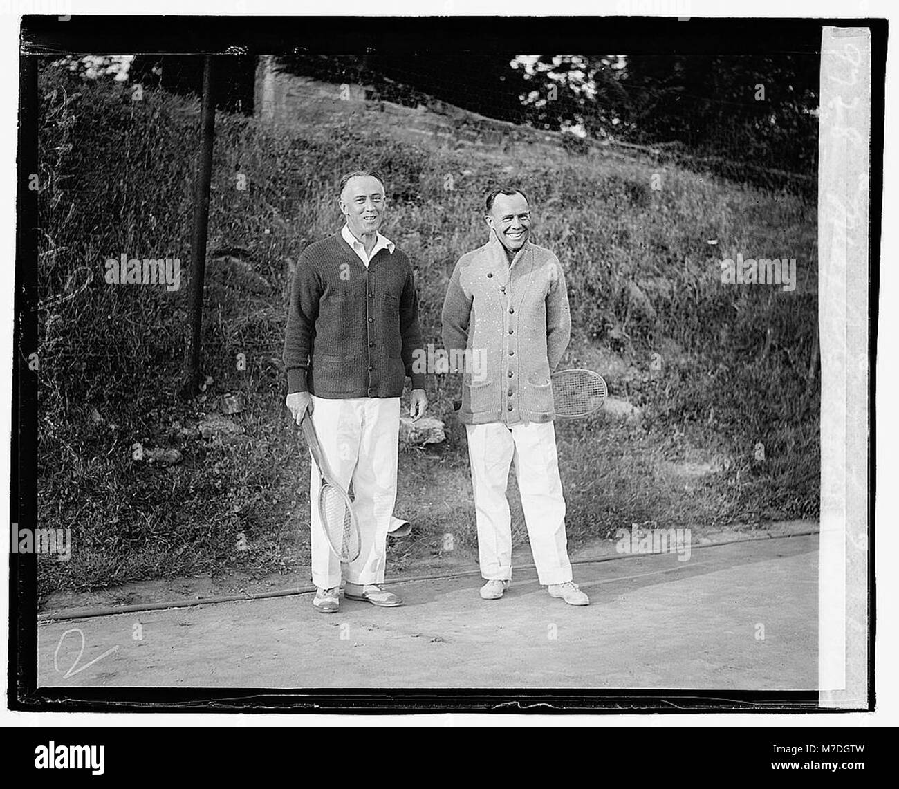 Major A. E. Foote und Colonel Johnson sind auf diesem Foto zu sehen. Beide Offiziere dienten im US-Militär und waren prominente Persönlichkeiten in ihren jeweiligen Rollen während des frühen 20. Jahrhunderts. Stockfoto