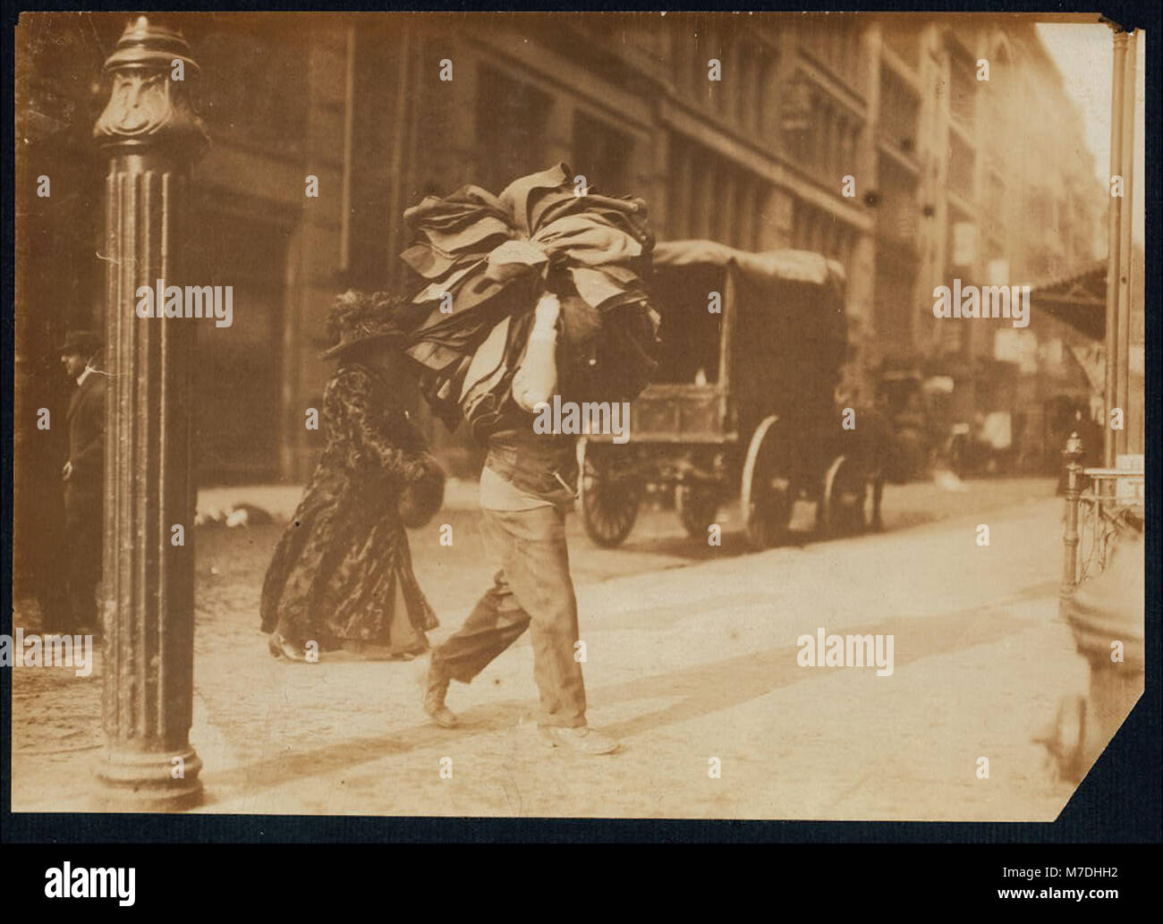 Mann, der Bündel von Garmets. Bleeker Street, NY 04176 LOC nclc. Stockfoto