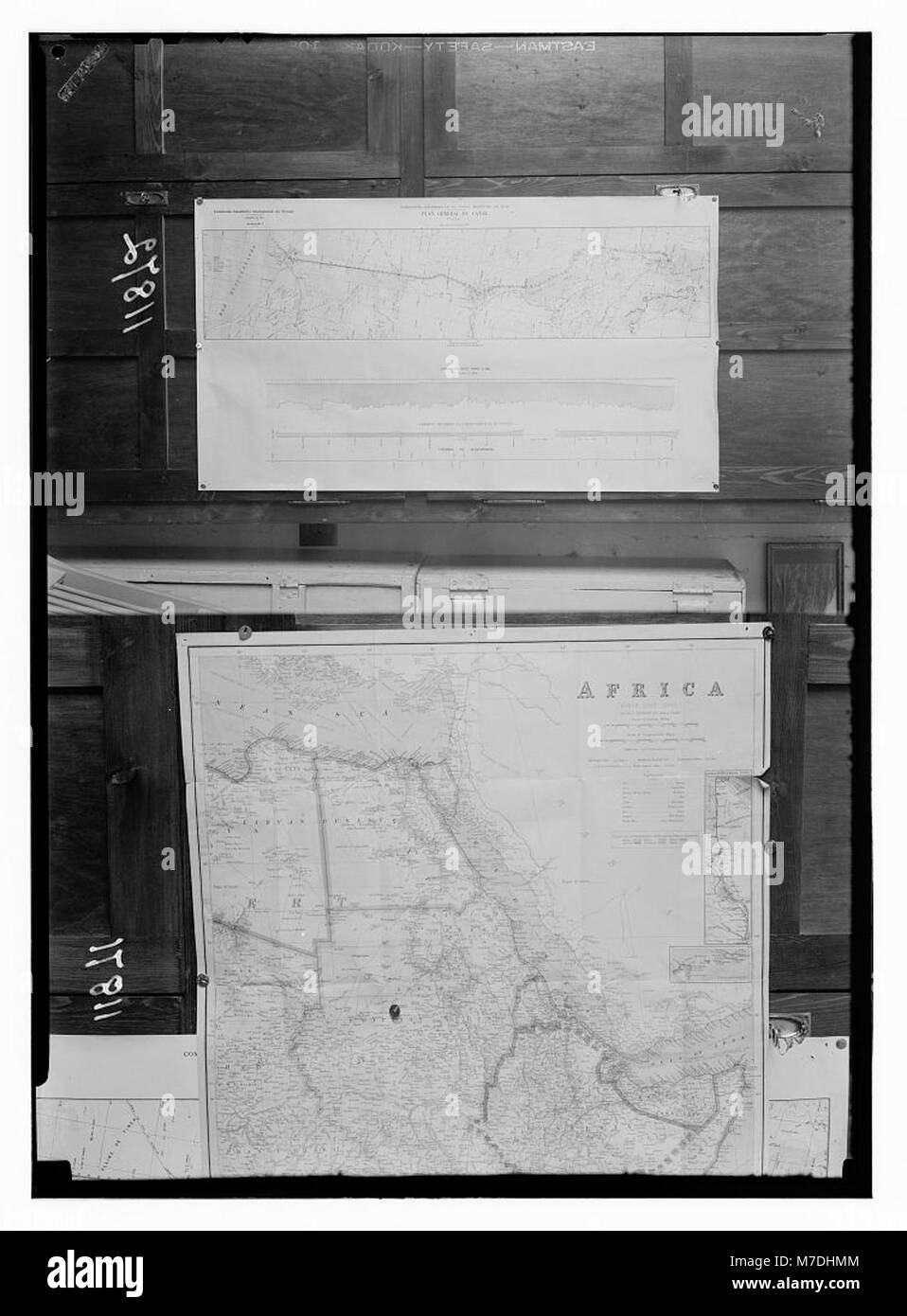 Eine historische Karte, die den Suez-Kanal oben und den nordöstlichen Afrika unten zeigt und die wichtigsten geografischen Merkmale der Region hervorhebt. Stockfoto