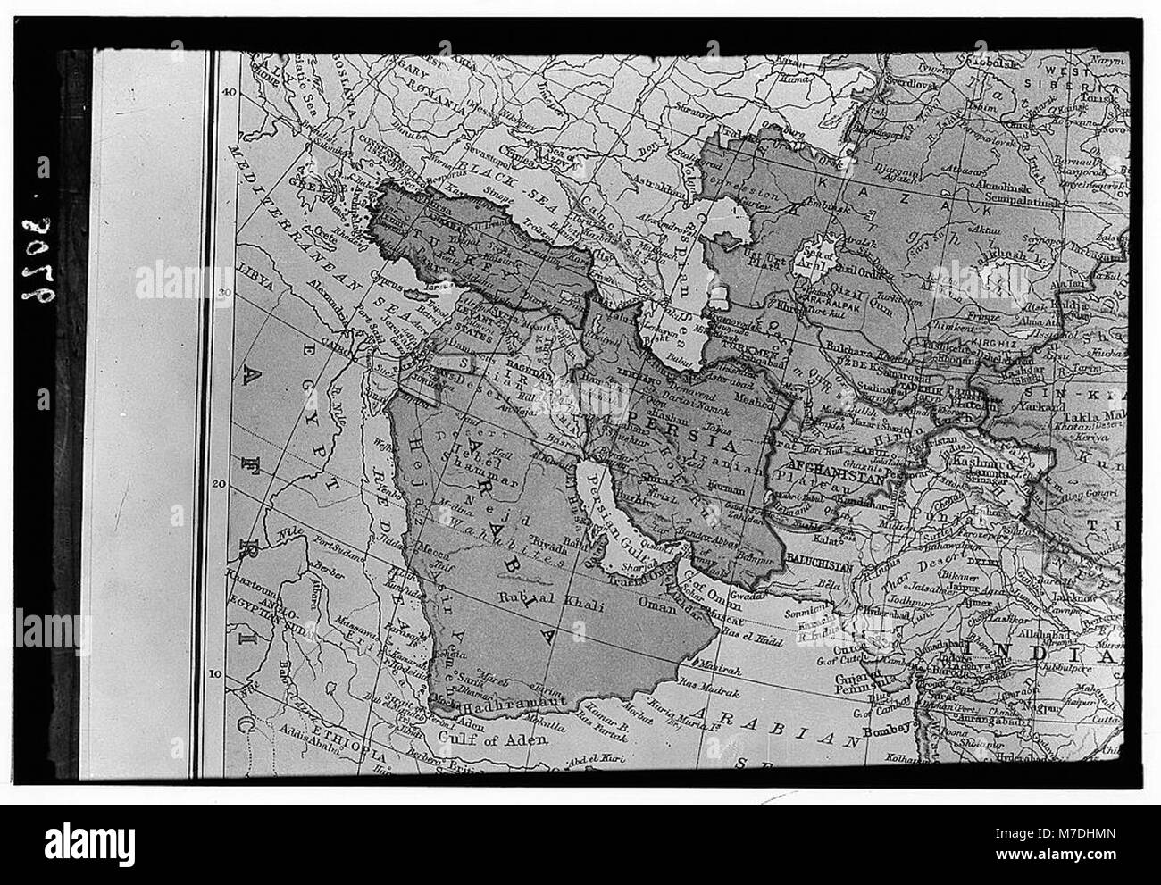 Eine detaillierte Karte, die den östlichen Mittelmeerraum bis Indien, den Golf von Aden und das Arabische Meer veranschaulicht. Auf der Karte werden wichtige geografische Merkmale, Küstengebiete und Navigationsrouten innerhalb dieser Regionen hervorgehoben. Stockfoto