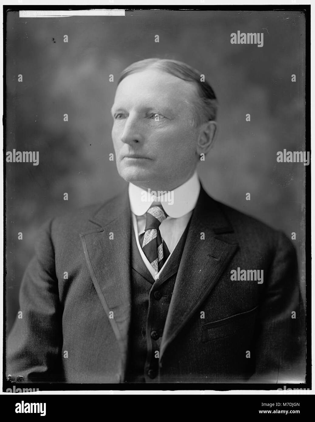 Ein Porträt von Senator McCumber, einem amerikanischen Politiker aus dem frühen 20. Jahrhundert. Er wird wahrscheinlich in einem formalen Rahmen dargestellt, der seine Rolle im US-Senat repräsentiert. Stockfoto